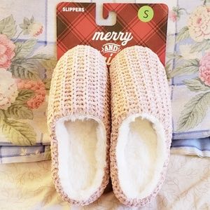 (NWT) Merry and Bright Women's Pink Knit Slippers
